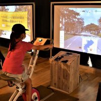 ペダルをこぐと登場する実際の映像で周遊気分を味わう「ぐるっと！東京湾サイクリング」
