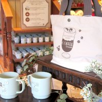 東京ディズニーランドでは「ホームストア」、東京ディズニーシーでは「スチームボート・ミッキーズ」で販売