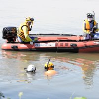 江戸川に潜り南さんを捜索する警察官＝２８日午前１１時ごろ、流山市
