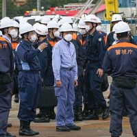 首都圏９都県市の合同防災訓練を視察する岸田首相（中央）＝１日午前、千葉市（共同）