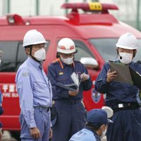 首都圏９都県市の合同防災訓練を視察する岸田首相（左から２人目）＝１日午前、千葉市（共同）