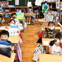 ７波下、緊張の新学期　リモート始業式、欠席児童も参加　自由研究、笑顔で披露