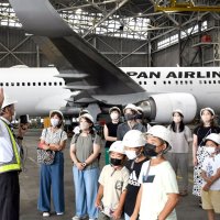 巨大航空機に驚き　成田の格納庫　看護師親子が見学