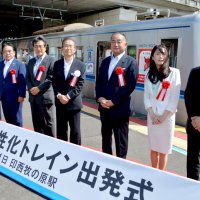 北総線沿線６市の市長らが出席し、自治体広告付き車両の前で行われた出発式＝３１日、印西市の印西牧の原駅