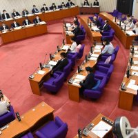 質問厳格化　賛否で紛糾　２０分→答弁含め４０分　半数に別室対応要請　「役割損なう」反対根強く　コロナ対策巡り佐倉市議会
