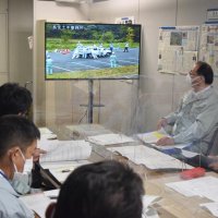 県立長生の森公園で行われた放置車両撤去訓練の様子を中継で確認する県土整備部災害対策本部会議の出席者＝９日、県庁
