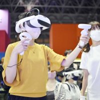 開幕した「東京ゲームショウ２０２２」でＶＲゲームを体験する人＝１５日午前、千葉市の幕張メッセ（共同）