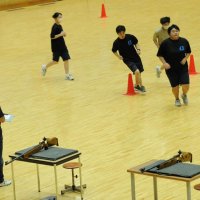 大道場をランニングし、再び射撃に向かう出場者
