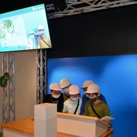 気象予報士になりきれる「お天気スタジオ」。左上の画面に収録された映像が流れている
