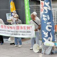安倍元首相の国葬反対を呼びかける参加者ら＝２７日午後２時半ごろ、ＪＲ木更津駅前