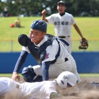 専大松戸―市船橋　２回表専大松戸１死一、二塁、広川の右前打で二走太田が先制のホームイン。捕手上林＝県総合ＳＣ