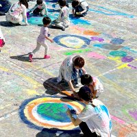 手足筆に絵の具ペタペタ　プールのキャンバス彩る　親子ら芸術の秋満喫　市原旧白鳥小で１４０人