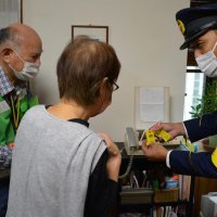 電話de詐欺の撃退装置取り付けます　町会役員と高齢者宅訪問　船橋署