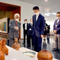 知事が千葉県美術展視察　千葉市中央区
