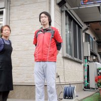 店の前に立つ美砂子さん（左）と元樹さん親子＝１９日、長柄町