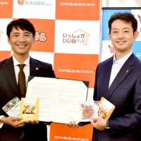 災害時の連携協定を結んだ石井食品の石井社長（左）と熊谷知事＝県庁