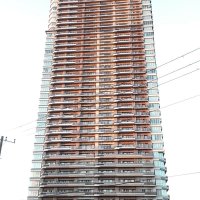 ＜幼児マンション転落＞　死亡は２歳男児　自宅に１人、ベランダにはキャンプ用のいす　千葉市美浜区