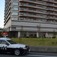 パトカーが止まる現場のタワーマンション＝２日午後４時半ごろ、千葉市美浜区（画像一部加工）
