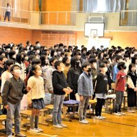 「希望」の校歌「仲良く」合唱　児童ら選んだ言葉歌詞に　八千代４校統合「阿蘇米本学園」　お披露目式