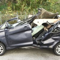 ４人が乗車していた車＝２９日午前、富津署