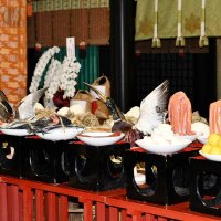 神職らによって神前に並べられた供え物
