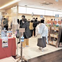 アクアライン開通２５周年　海ほたるで節目祝う　チーバくんら出迎え、千葉・神奈川県の特産品も