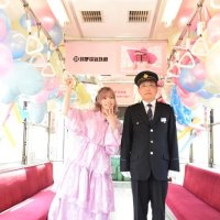 コラボ電車に乗車するきゃりーぱみゅぱみゅさん（左）と銚子電鉄の竹本勝紀社長＝５月１８日、銚子市
