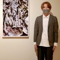 作品の隣に立つ平本成海＝東京・日本橋室町、ちばぎんひまわりギャラリー