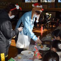 ジェフ選手、子ども食堂訪問　千葉市４カ所クリスマスに思い出作り