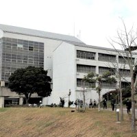 君津の市街地を一望する小高い丘に立つ翔凜中・高校の校舎