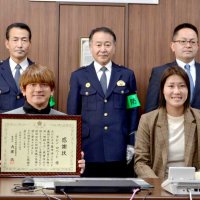 電話de詐欺被害防止へ啓発動画出演　カレン・ロバートさんに感謝状　千葉中央署
