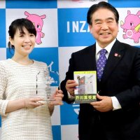 芥川賞受賞を祝し、出身地印西の板倉正直市長（右）から市長特別賞が贈られた＝２０１７年１月、印西市役所