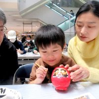 縁起物のだるま絵付け　親子ら願い込め　市川