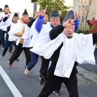軽やかな太鼓の音に合わせて弥勒踊りを披露する住民
