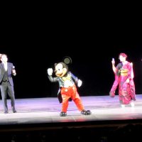 新成人を祝う式典で、実行委員と踊るミッキー