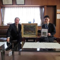 往時の四街道駅描く　市へ鈴木さん寄贈　本庁舎で展示