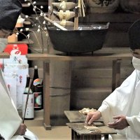 中に詰まった粥の量を確認するため束を裂いて１本ずつ並べられる葦＝１５日午前０時５５分ごろ、袖ケ浦市