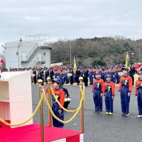 日本消防協会の秋本会長（左）から感謝状を贈られる国分寺台東小学校少年消防クラブ