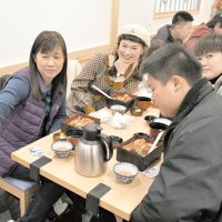 成田山参道の日本料理店でうな重に舌鼓を打つ台湾からの団体ツアー客たち＝２２日