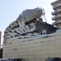 足場囲いが崩れた現場＝２０日午後０時３５分ごろ