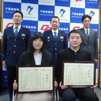 寒い冬の夜、サンダル姿の女性が…　迷った高齢者に親子で声かけ、署に送り届ける　習志野署が感謝状