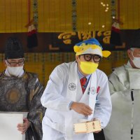 “ギョ家族”の幸せ豆に込め　さかなクン　館山・安房神社