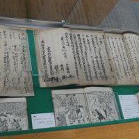 太閤検地帳の原本（左上）や葛飾北斎の挿絵本（中央下）
