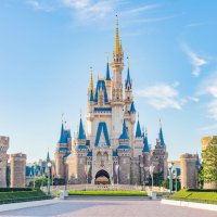 ディズニー　制服の性別規定を廃止　従業員が選択へ　髪型・化粧も