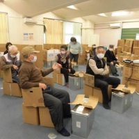 段ボールの椅子の座り心地も確認（千葉市若葉区提供）