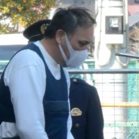 送検される久米容疑者＝８日正午、東金署
