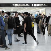 ＜マスク自己判断スタート＞成田空港、素顔で出発する人も　大半は着用継続　学校は新年度から緩和