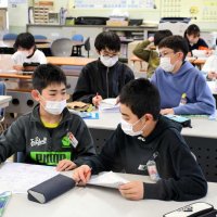 マスクを着けて授業を受ける児童＝１３日、睦沢町立睦沢小