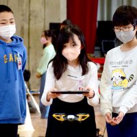 ドローンうまく飛ぶかな　睦沢小６年生がプログラミング