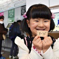 ＜新駅「幕張豊砂」誕生＞ファン熱狂、記念の切符を求め長蛇の列　雨にめげず徹夜組も